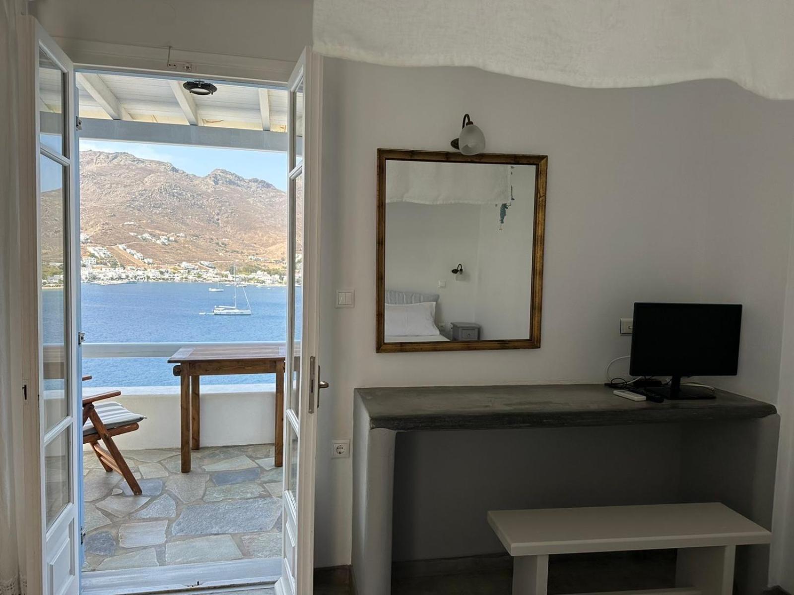 Amfitriti Serifos Livadi  Bagian luar foto