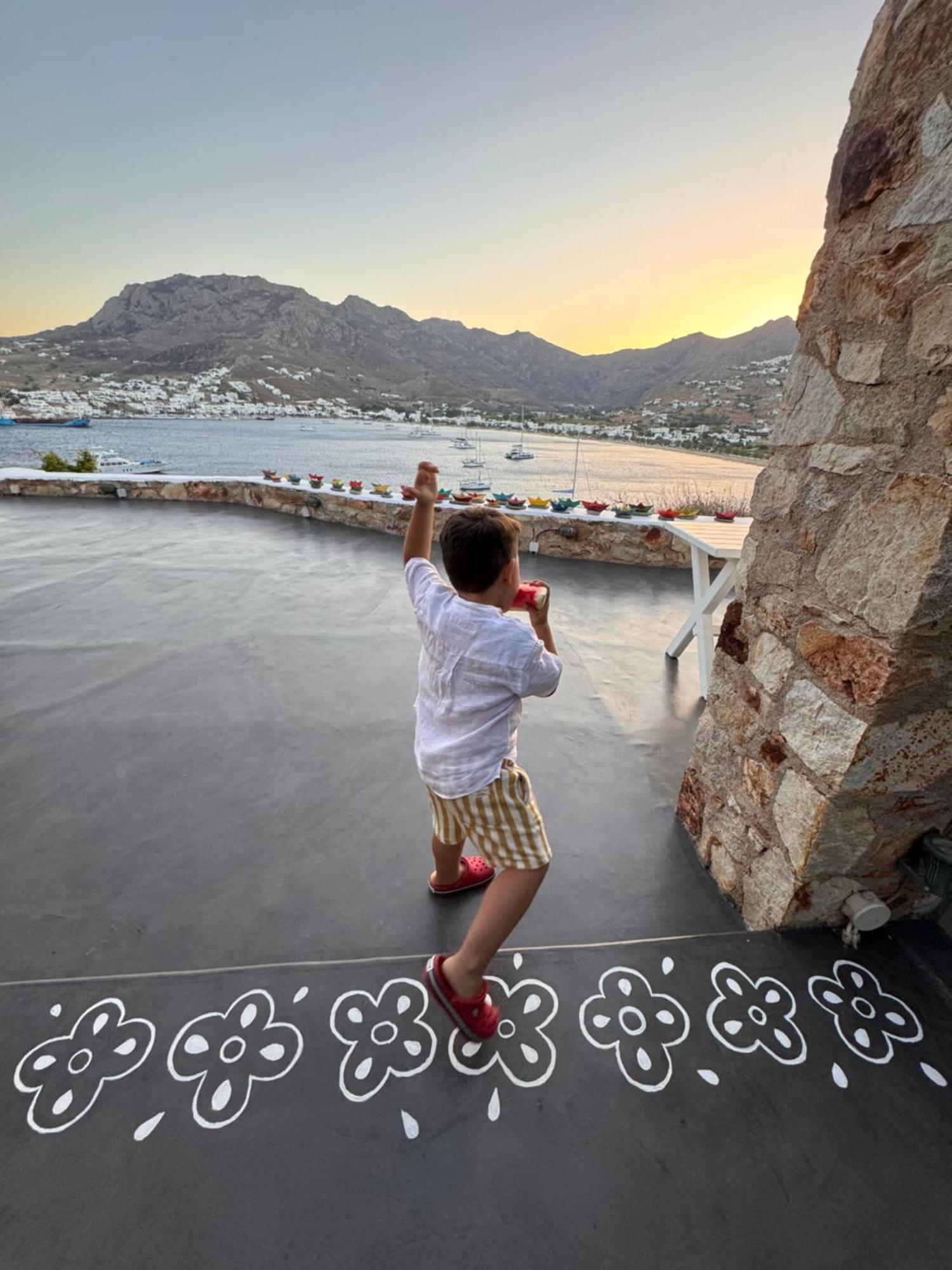 Amfitriti Serifos Livadi  Bagian luar foto