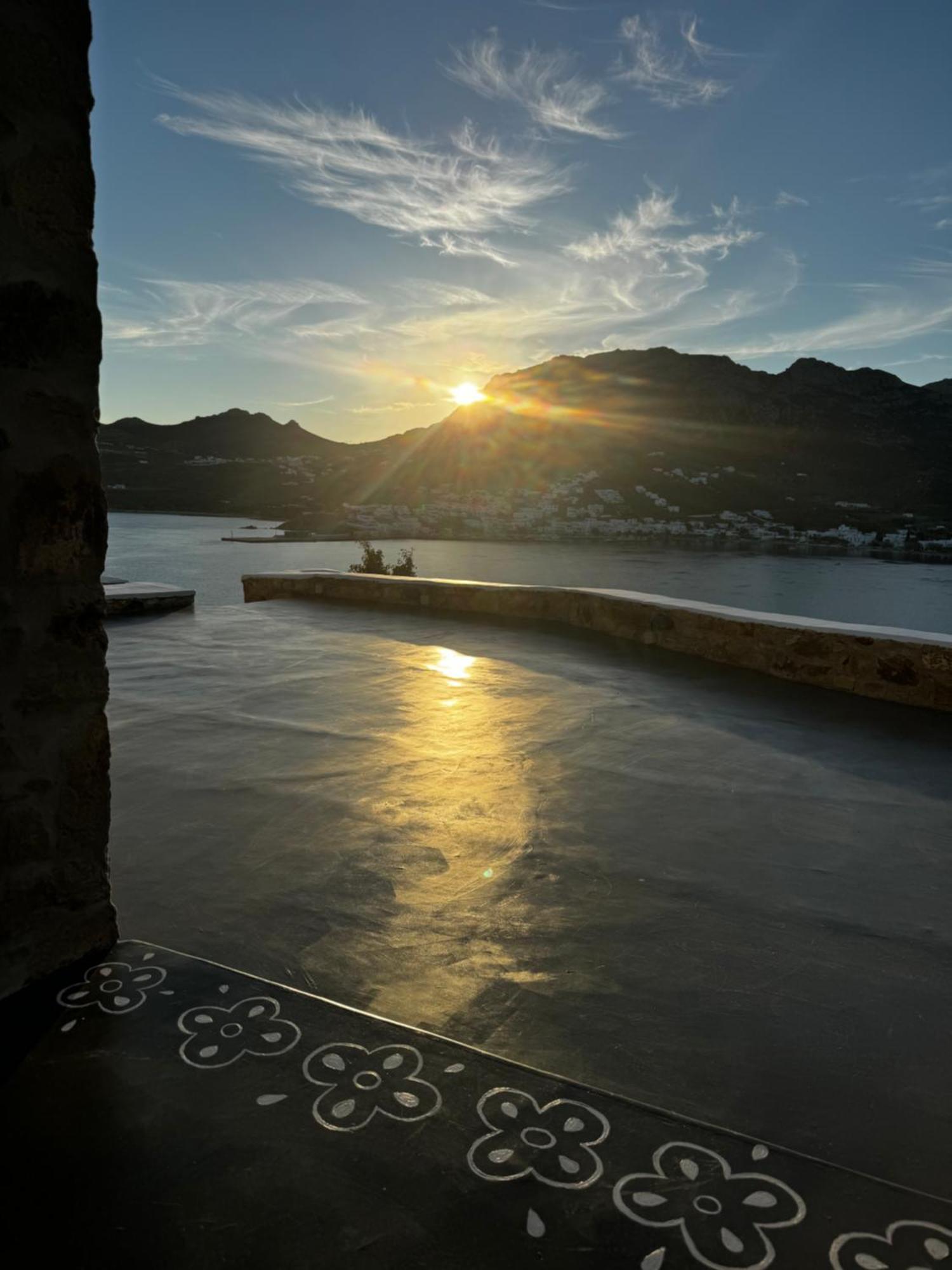 Amfitriti Serifos Livadi  Bagian luar foto